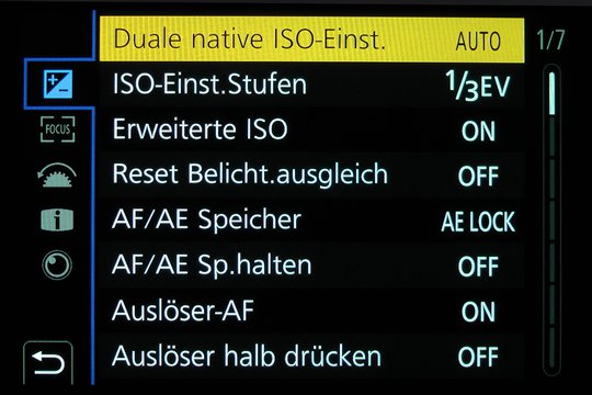 Panasonic-Lumix-GH5S-Low-Light-Fähigkeit: Die Dual-Native-ISO-Technologie entscheidet im Auto-Modus selber, welche der beiden ISO-Grundempfindlichkeiten (ISO 400 oder ISO 2500) angewendet wird.